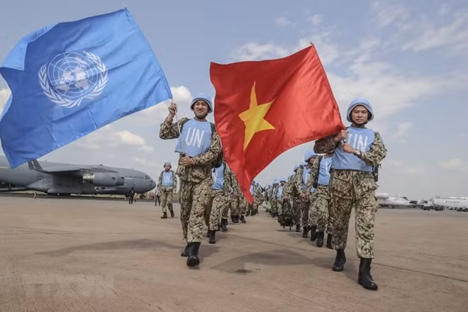 Vietnamese UN peacekeepers carry the flags of the UN and Vietnam, starting starting their mission in war-torn South Sudan (Source: VNA)