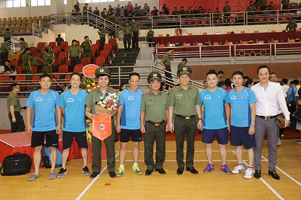 Deputy Minister Luong Tam Quang and some athletes.