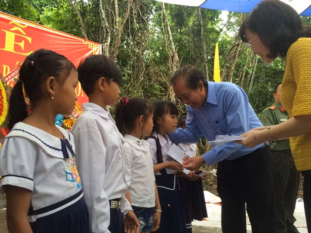 Permanent Vice Prime Minister Truong Hoa Binh presented bicycles and scholarships to ethnic and poor students with good academic records
