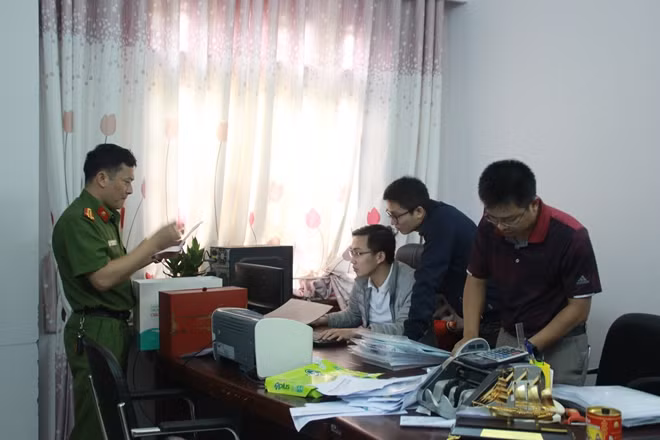 Officers of Phu Tho Police check operations of a company. Officers of Phu Tho Police check operations of a company.