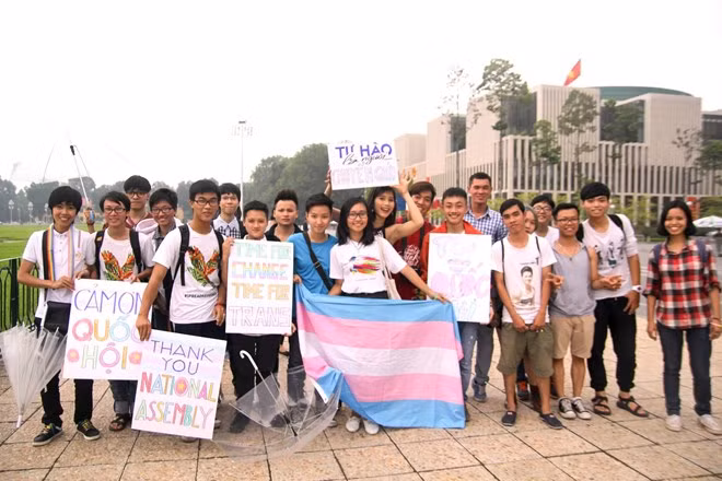 Many LGBT activists flock to the streets in Hanoi to applaud the new legislation. They raise flags and boards, some of which read “Cam on Quoc hoi” (Thank you, National Assembly). (Photo courtesy of iSEE)