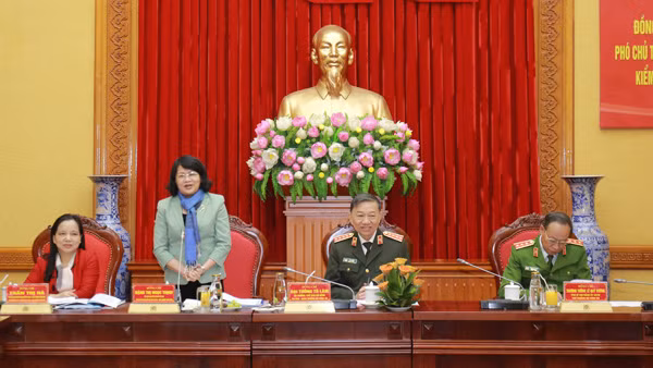 Vice State President Dang Thi Ngoc Thinh speaks at the meeting.