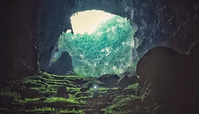 Geologists say the cave formed two to five million years ago. It is roughly 6,5km long, 200m high and 150m wide, exceeding the former world record of Deer Cave in Gunung Muli National Park in Malaysia.