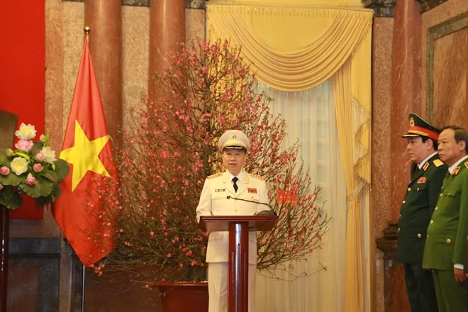 General To Lam speaks at the event.