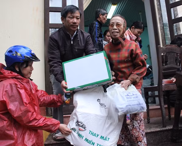 CAND Newspaper and Carlsberg support needy people in Thua Thien - Hue