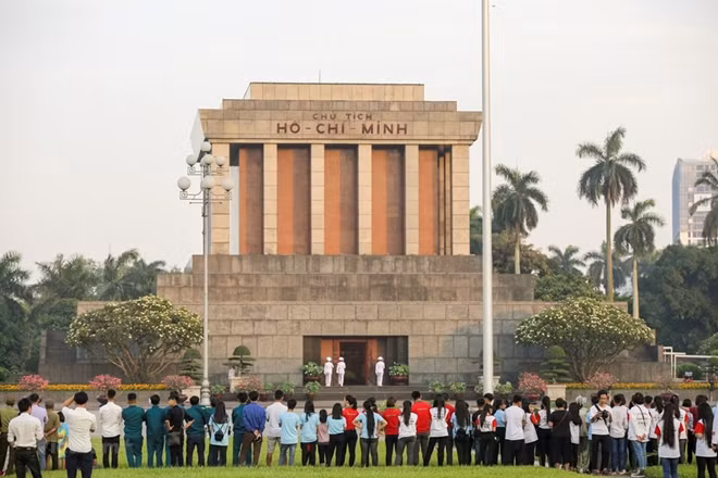 Crowds of people from across the country were present at Ba Dinh Square in Hanoi on May 19 to attend the flag salute ceremony in celebration of the 128th birthday anniversary of late President Ho Chi Minh (May 19, 1890) (Photo: VNA)