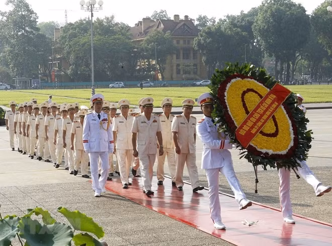 A delegation of the Ministry of Public Security also pay respect to President Ho Chi Minh on May 18 (Photo: VNA)