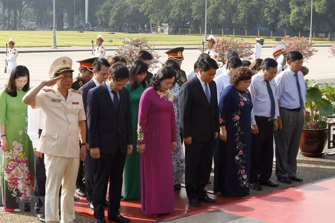 Hanoi officials pay respect for President Ho Chi Minh (Photo: VNA)