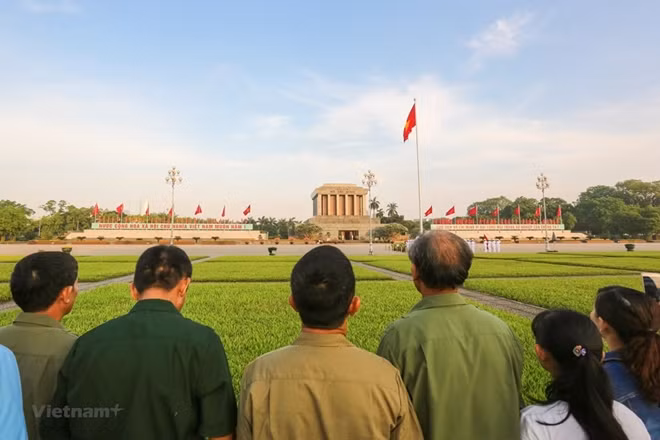 Everyone was touched during the five-minute flag salute ceremony (Photo: VNA)