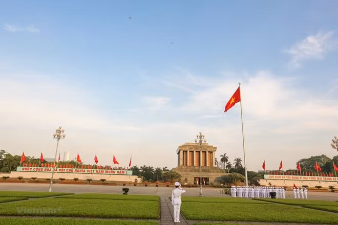 The whole square became silent to commemorate President Ho Chi Minh, the great leader of Vietnamese nation and people (Photo: VNA)