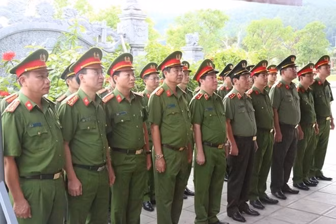 The delegation of the MPS offers flowery wreath and incense at the National Relic Site of Truong Bon in My Son commune, Do Luong district, Nghe An.