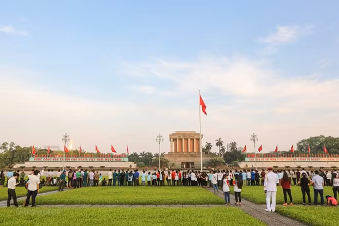 The flag raising and lowering ceremony at Ba Dinh Square has become a national ritual since May 19, 2001 (Photo: VNA)