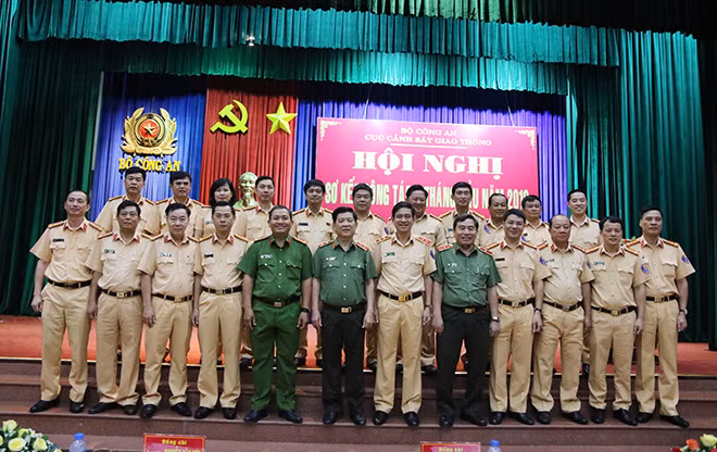 Deputy Minister Nguyen Van Son and other delegates.