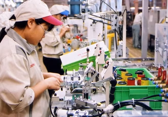 Workers at the Denso Việt Nam Co Ltd in the Bắc Thăng Long Industrial Zone in Hà Nội. In the first four months of 2017, 10,441 workers over 35 years old registered their unemployment status.