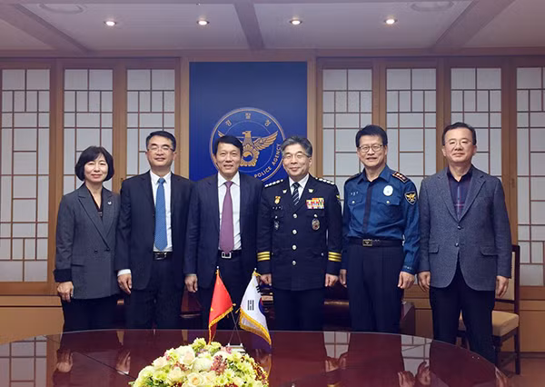 Deputy Minister Luong Tam Quang and Mr. Min Gap Ryong at the meeting. Deputy Minister Luong Tam Quang and Mr. Min Gap Ryong at the meeting.