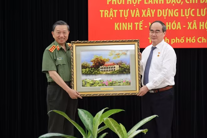 Minister To Lam presented gift to Secretary the HCMC Municipal Party Committee Nguyen Thien Nhan