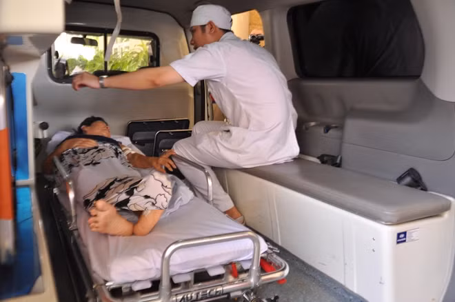 Medical team is committed to staying the 24/24 alert and get ready to respond to any emergency calls and treat patients in accidents Medical team is committed to staying the 24/24 alert and get ready to respond to any emergency calls and treat patients in accidents