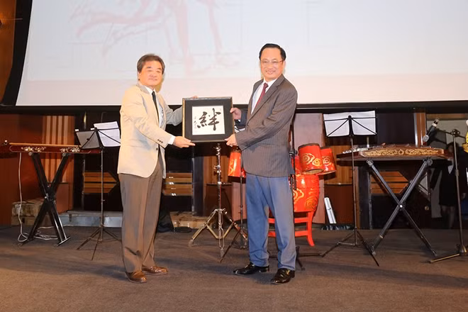 Mr. Hirota Katsumi and Deputy Minister Nguyen Van Thanh. Mr. Hirota Katsumi and Deputy Minister Nguyen Van Thanh.