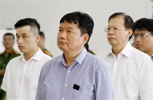 Dinh La Thang (front), former Chairman of PetroVietnam, at a trial in 2018 (Photo: VNA)