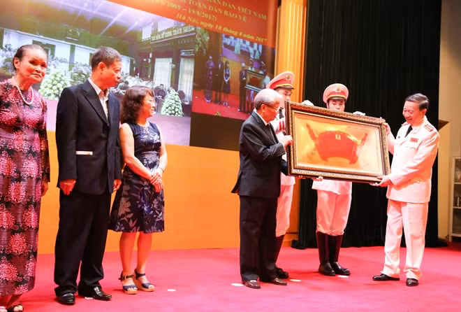 The MPS solemnly handed copies of a memorial book recognizing the contributions of the former leaders of the Party and State, and relatives of the late leaders of the Party, State and Ministers of Public Security.
