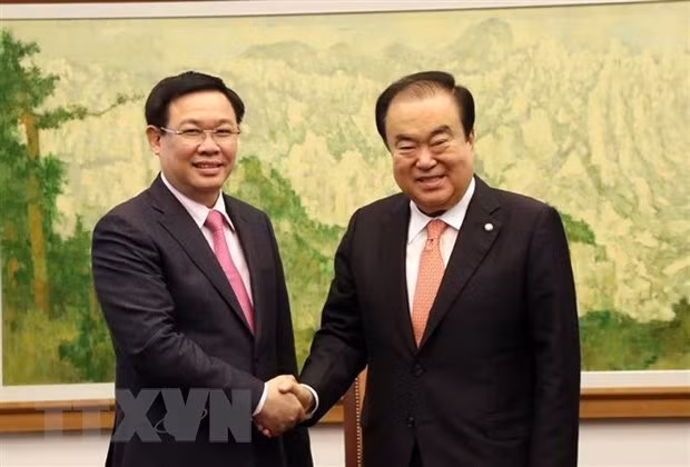 Deputy Prime Minister Vuong Dinh Hue (L) and Speaker of the RoK’s National Assembly Moon Hee-sang (R)