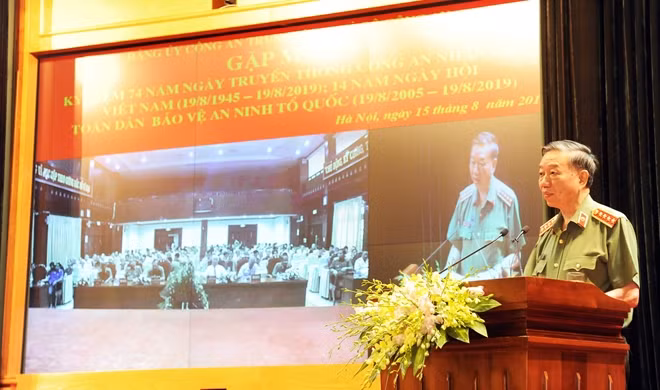 Minister To Lam speaks at the event.