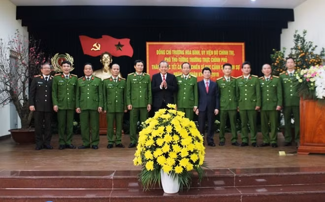 Permanent Deputy PM Truong Hoa Binh and officers, soldiers of the Criminal Police Department Permanent Deputy PM Truong Hoa Binh and officers, soldiers of the Criminal Police Department