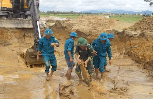 The army engineers in Nghe An have reported collecting up to 240 shrapnel bombs from a field in Nghi Truong commune, Nghi Loc district