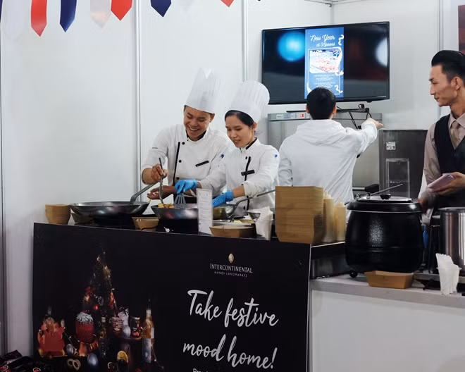 Visitors will be able to enjoy French dishes offered by French restaurants in Hanoi, as well as cosmetics and technological products presented at 60 booths by French companies.