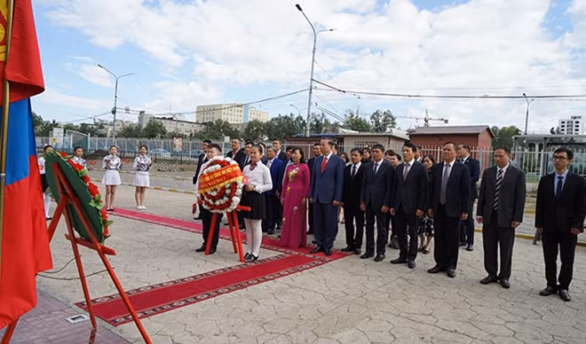 Minister To Lam offered flowers and paid tribute to President Ho Chi Minh at his statue.