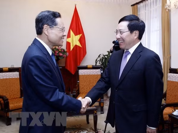 Deputy Prime Minister and Foreign Minister Pham Binh Minh (R) and Chairman of the Guangxi Zhuang Autonomous Region of China Chen Wu (Source: VNA) Deputy Prime Minister and Foreign Minister Pham Binh Minh (R) and Chairman of the Guangxi Zhuang Autonomous Region of China Chen Wu (Source: VNA)