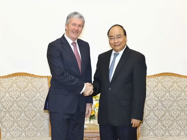 Prime Minister Nguyen Xuan Phuc (R) receives Minister of Agriculture, Biosecurity, Food Safety, and Rural Communities Damien O’Connor (Photo: VNA)
