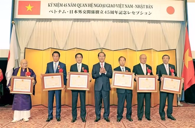 President Tran Dai Quang takes the occasion to award the Order of Friendship to Japanese officials in recognition for their great contributions to the development of the Vietnam - Japan relations (Photo: VNA) President Tran Dai Quang takes the occasion to award the Order of Friendship to Japanese officials in recognition for their great contributions to the development of the Vietnam - Japan relations (Photo: VNA)