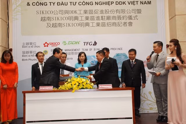 Scene at the signing ceremony between DDK Vietnam and Minh Hung Sikico Industry JSC (Photo: tuoitre.vn) Scene at the signing ceremony between DDK Vietnam and Minh Hung Sikico Industry JSC (Photo: tuoitre.vn)
