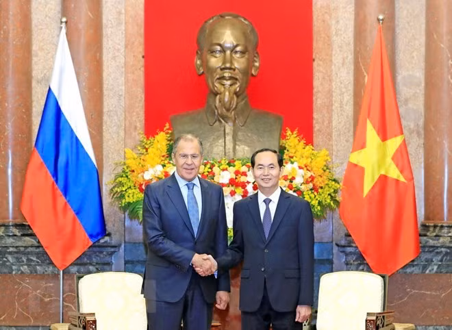 President Tran Dai Quang (R) and Russian Foreign Minister Sergey Lavrov