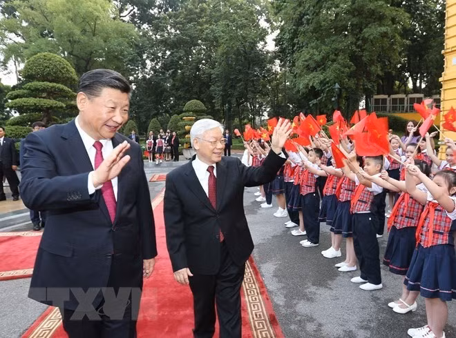 Party General Secretary and President Nguyen Phu Trong (right) and his Chinese counterpart Xi Jinping during the latter's visit to Vietnam in November 2017. (Photo: VNA)