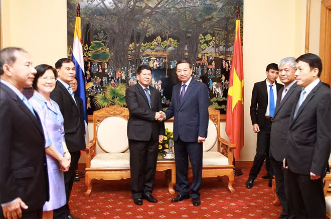 Minister To Lam and General Wanlop Rugsanaoh