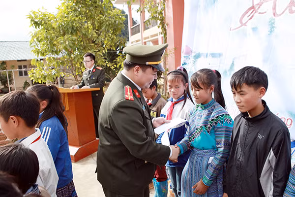 The PSA donated warm coats to poor students The PSA donated warm coats to poor students