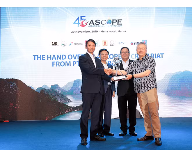 A ceremony to hand over of the secretariat from Thailand’s PTT to PetroVietnam (Photo: Petrovietnam.vn) A ceremony to hand over of the secretariat from Thailand’s PTT to PetroVietnam (Photo: Petrovietnam.vn)