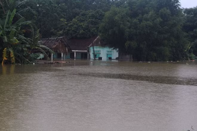 More than 100 houses in Thanh Long hamlet of Cam Thanh commune, Cam Thuy district, Thanh Hoa province, have been flooded in heavy rains following storm Bebinca (Photo: VNA)