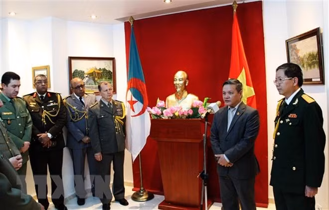 Delegates at the ceremony marking the 74th founding anniversary of the Vietnam People’s Army in Algiers (Source: VNA)