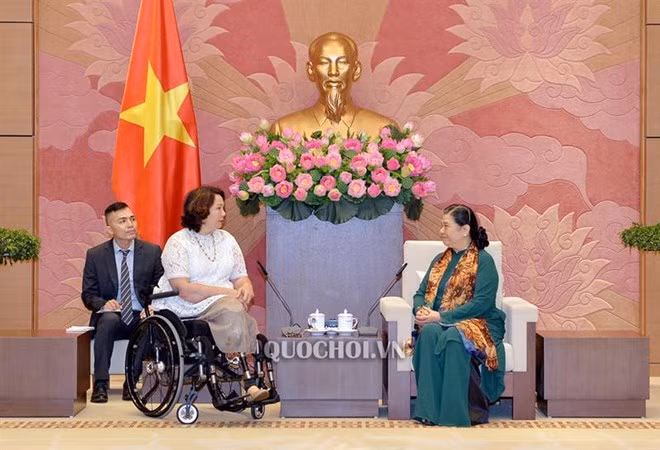 Vice Chairwoman Tong Thi Phong (right) and US Senator Tammy Duckworth.(Source: quochoi.vn)