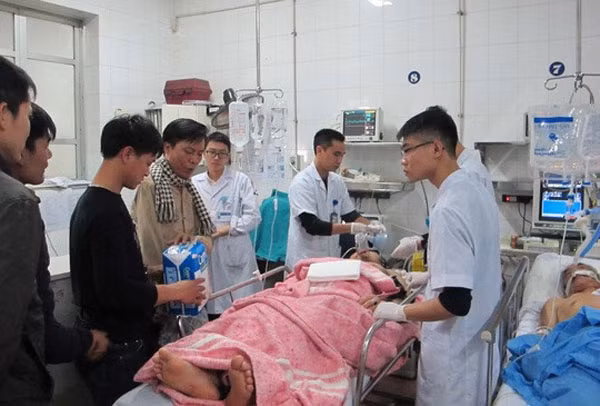 Patients receive emergency aid at a hospital in Hanoi. Photo nld.vn Patients receive emergency aid at a hospital in Hanoi. Photo nld.vn