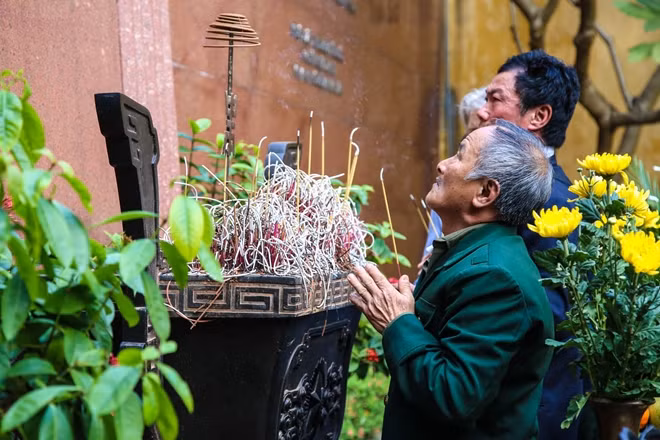 The delegation also offered flowers and incense at the Memorial of the Prison, and spent a minute of silence in memory of heroes and martyrs who sacrificed in the cause of national liberation and protection of the Fatherland of Vietnam. The delegation also offered flowers and incense at the Memorial of the Prison, and spent a minute of silence in memory of heroes and martyrs who sacrificed in the cause of national liberation and protection of the Fatherland of Vietnam.