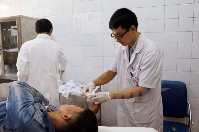 A young doctor works at Bac Giang General Hospital. (Illustrative photo: VNA) A young doctor works at Bac Giang General Hospital. (Illustrative photo: VNA)