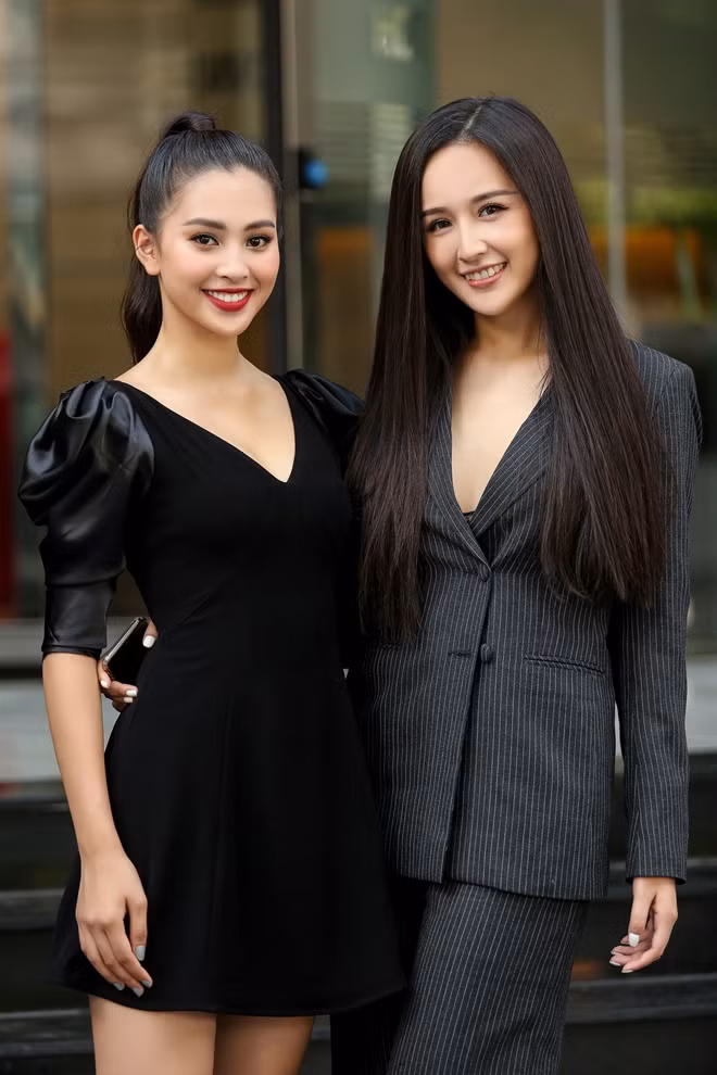 Miss Vietnam 2006 Mai Phuong Thuy (L) and Miss Vietnam 2018 Tran Tieu Vy.