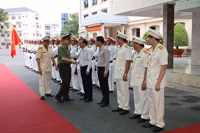 Leaders of Tay Ninh and Directorate of Tay Ninh Police welcome Minister Lam.