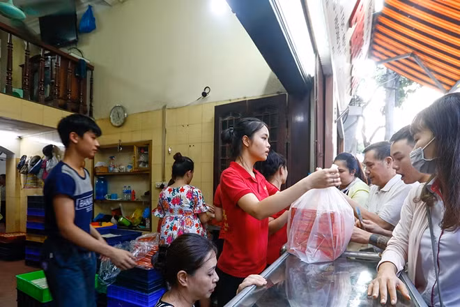 Many people say that Bao Phuong is the only bakery which can preserve the traditional tastes of the Vietnamese mid-autumn cakes so they spare no energy and money to buy their favourite cakes to celebrate the Mid-Autumn Festival.