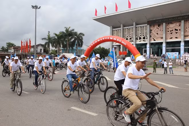 A bicycle parade takes place as part of the ceremony in Dong Ha city on April 4 to mark the International Day for Mine Awareness and Assistance in Mine Action (Photo: VNA)