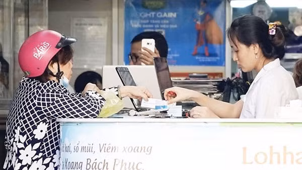 Beginning this month, doctors must write the identification number of a parent or supervisor on all prescriptions for outpatients under 72 months old, according to a new decree issued by Ministry of Health (MoH). – Photo sggp.org.vn